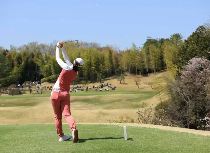 渡邉彩香のアイアンスイング（後方）