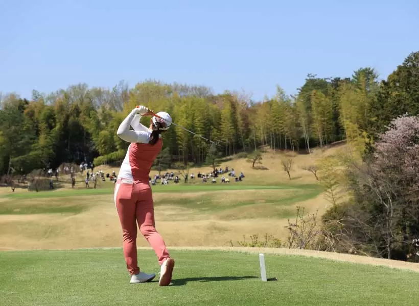 渡邉彩香のアイアンスイング（後方）