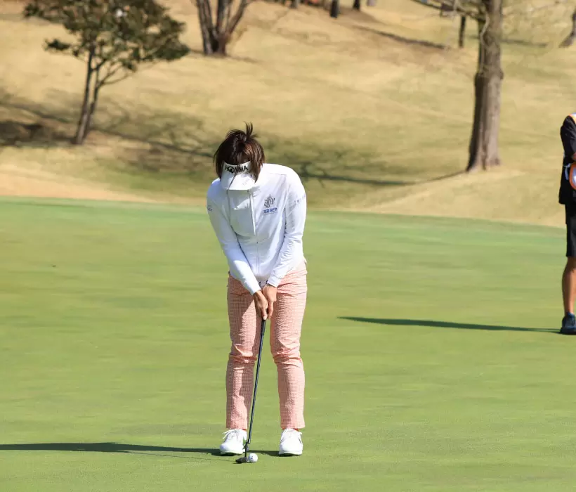葭葉ルミのパッティングストローク（正面）｜アドレス