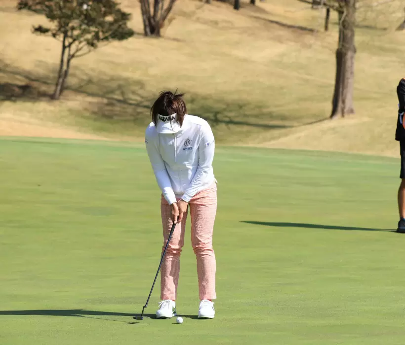 葭葉ルミのパッティングストローク（正面）