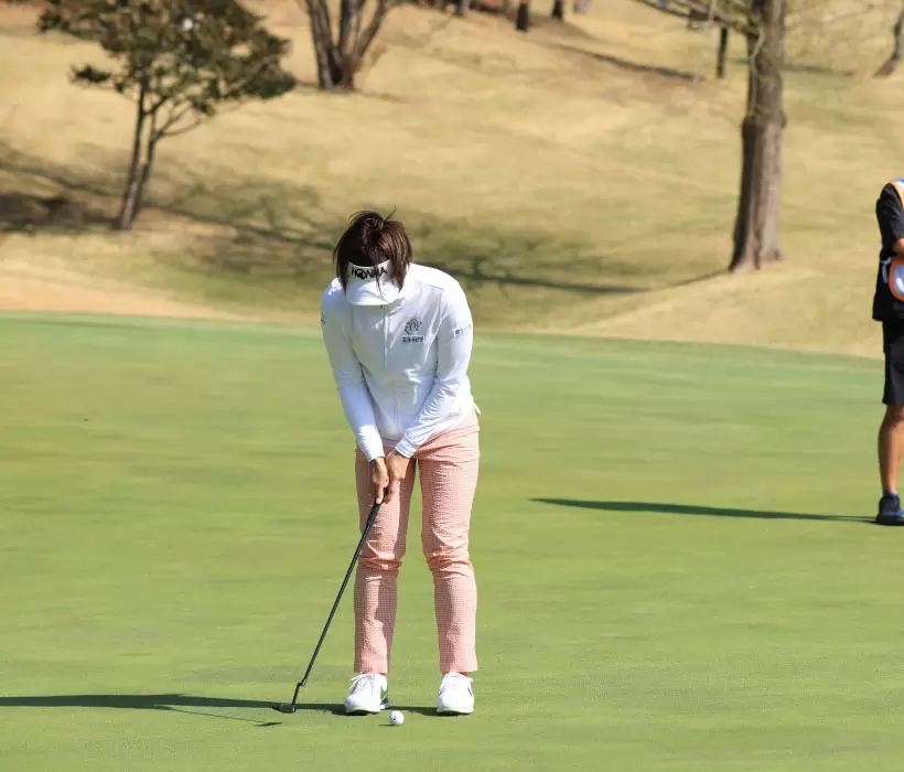 葭葉ルミのパッティングストローク（正面）