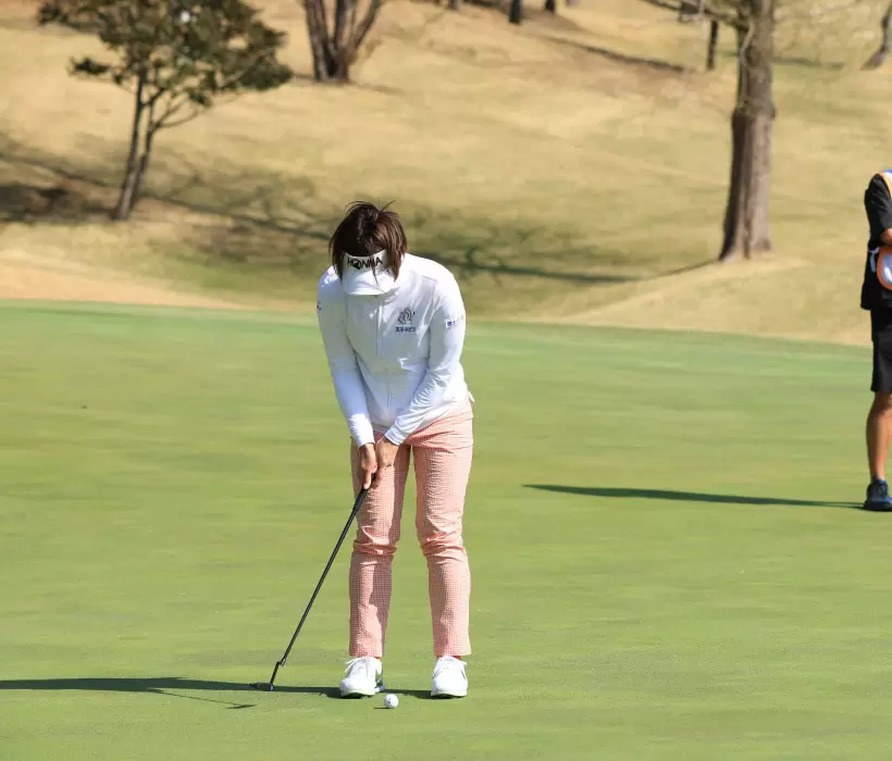 葭葉ルミのパッティングストローク（正面）