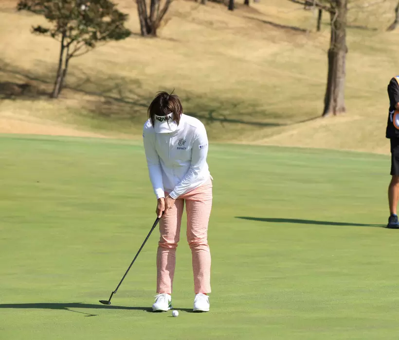 葭葉ルミのパッティングストローク（正面）