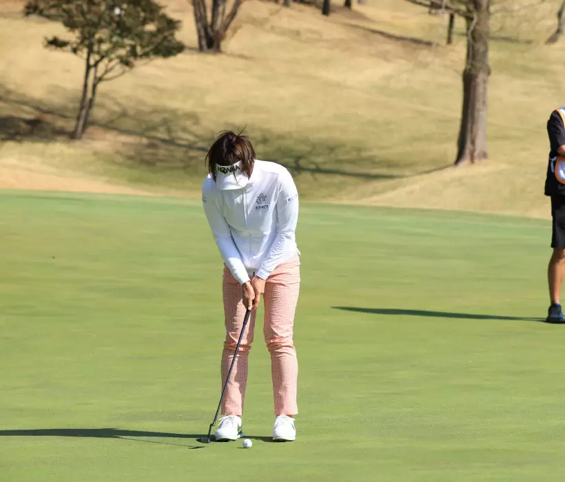 葭葉ルミのパッティングストローク（正面）