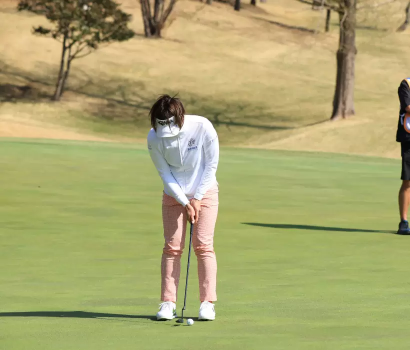 葭葉ルミのパッティングストローク（正面）