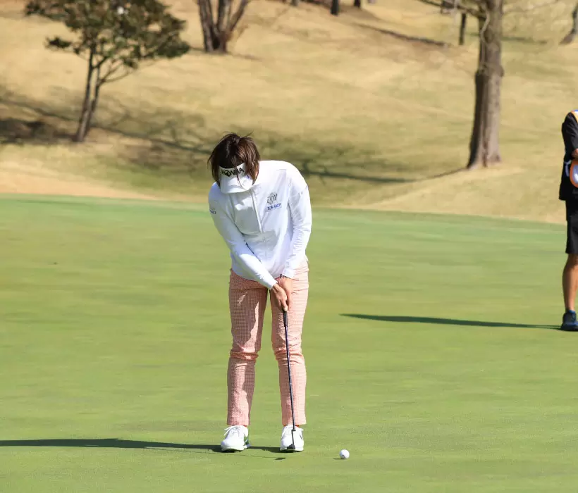 葭葉ルミのパッティングストローク（正面）