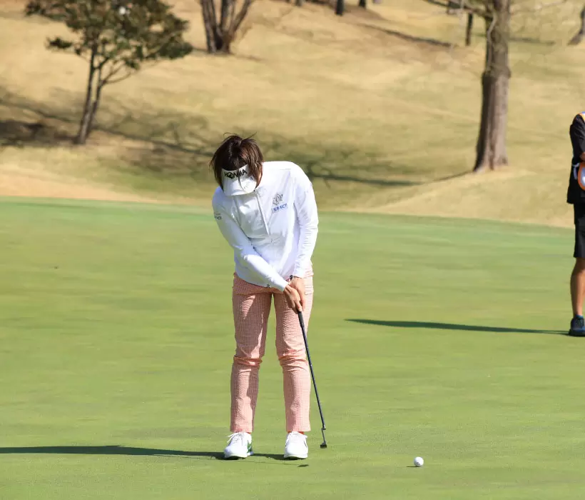 葭葉ルミのパッティングストローク（正面）