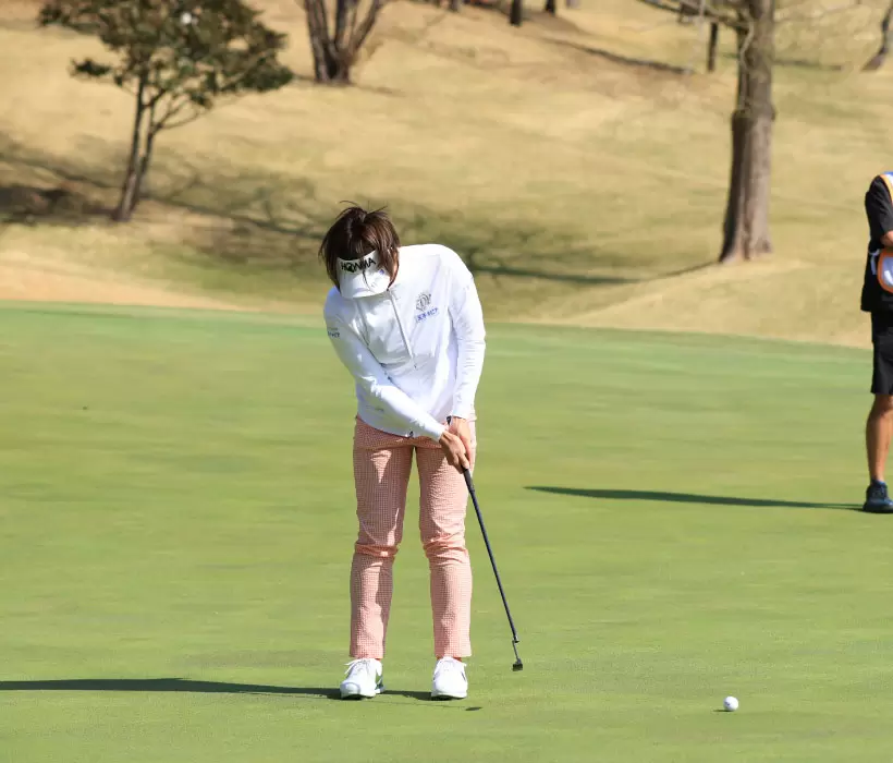 葭葉ルミのパッティングストローク（正面）