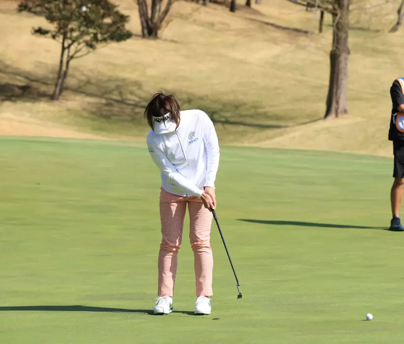 葭葉ルミのパッティングストローク（正面）
