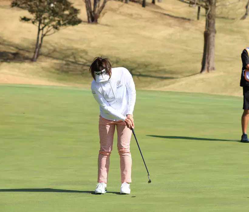 葭葉ルミのパッティングストローク（正面）