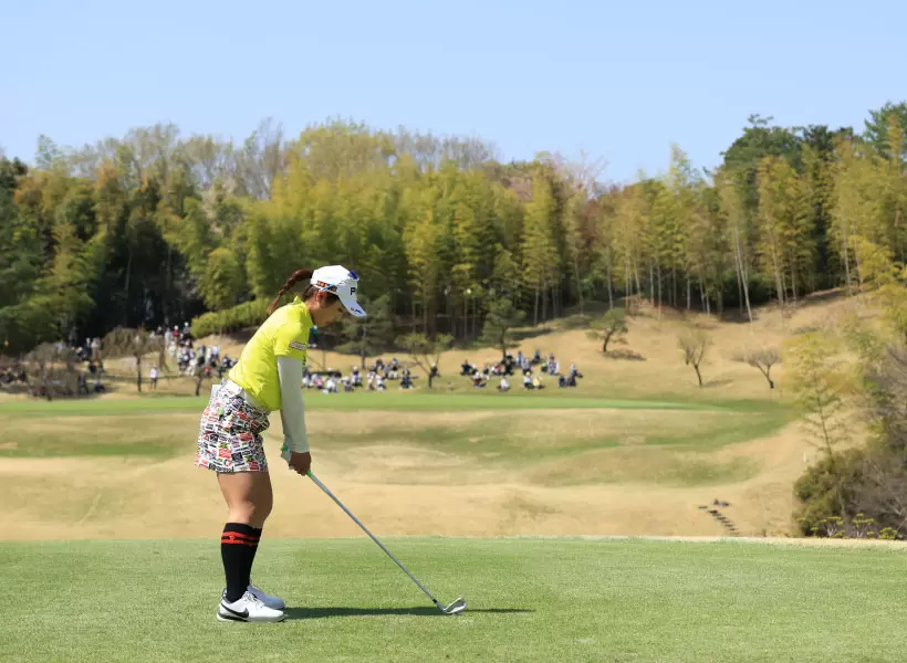 佐久間朱莉のアイアンスイング（後方）