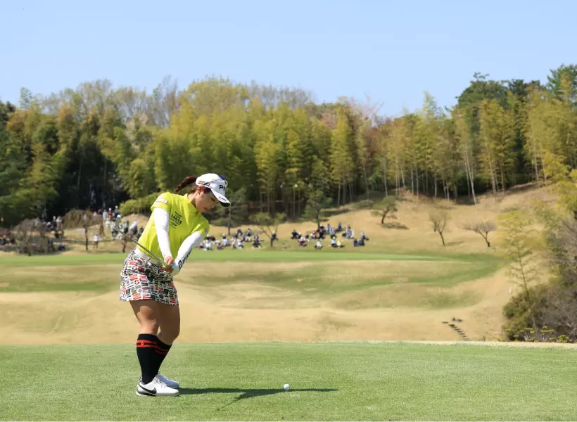 佐久間朱莉のアイアンスイング（後方）