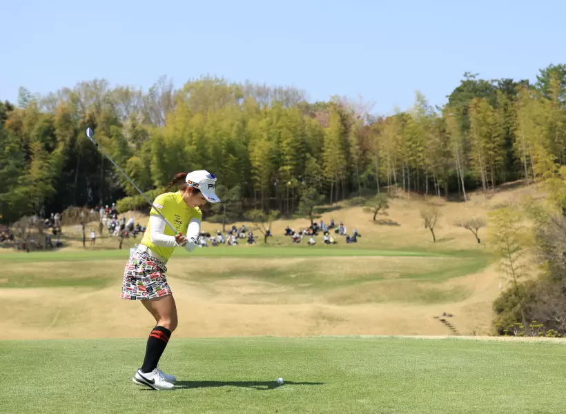 佐久間朱莉のアイアンスイング（後方）