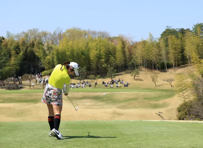 佐久間朱莉のアイアンスイング（後方）