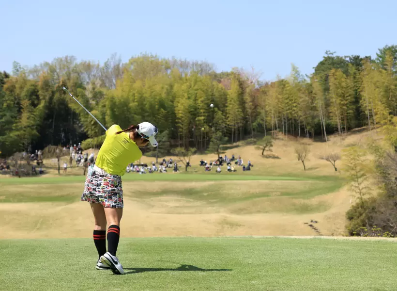 佐久間朱莉のアイアンスイング（後方）