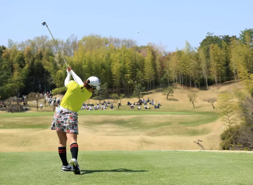 佐久間朱莉のアイアンスイング（後方）