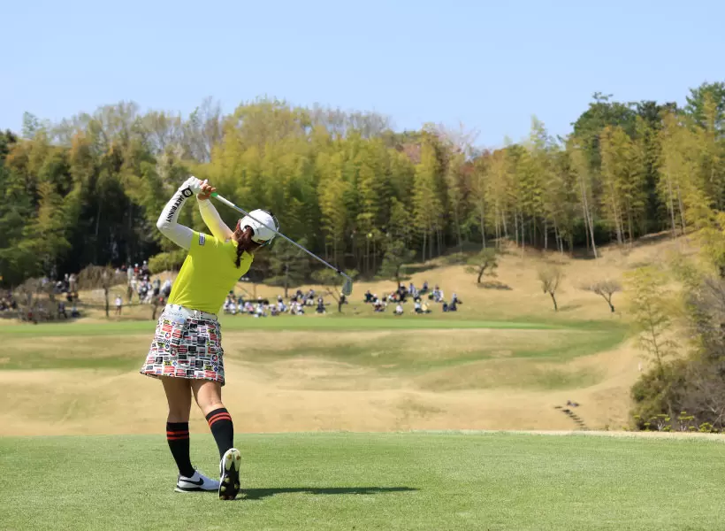 佐久間朱莉のアイアンスイング（後方）