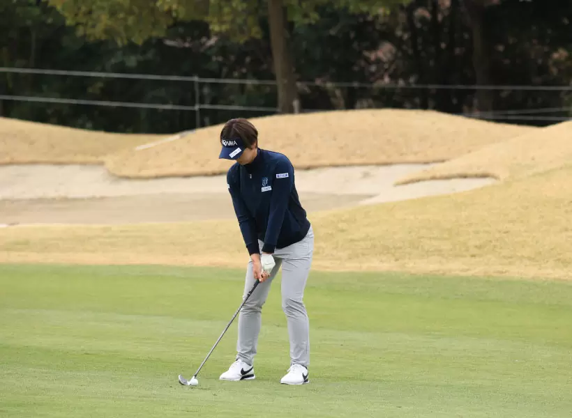 葭葉ルミのアイアンスイング（斜め前方）