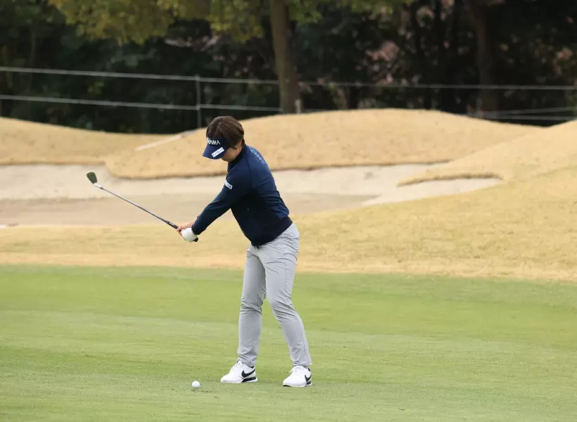 葭葉ルミのアイアンスイング（斜め前方）