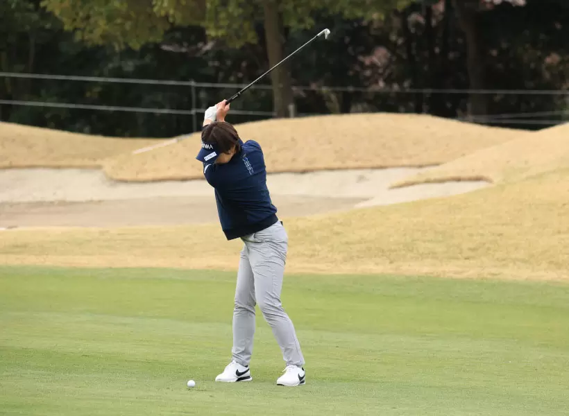 葭葉ルミのアイアンスイング（斜め前方）