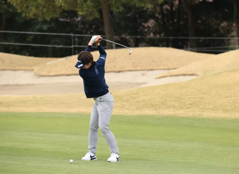 葭葉ルミのアイアンスイング（斜め前方）