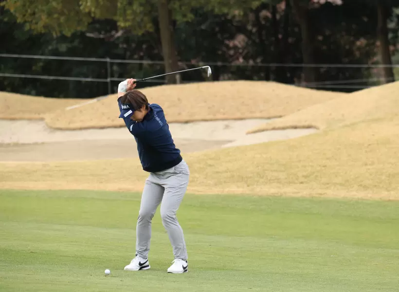 葭葉ルミのアイアンスイング（斜め前方）