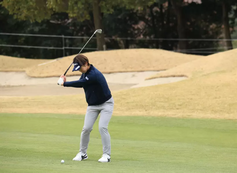 葭葉ルミのアイアンスイング（斜め前方）