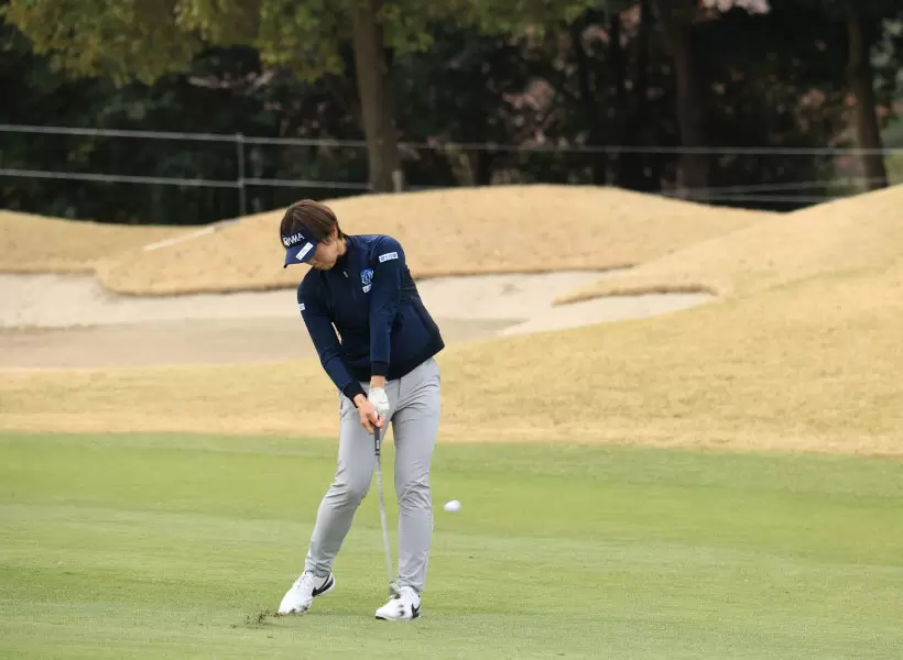 葭葉ルミのアイアンスイング（斜め前方）