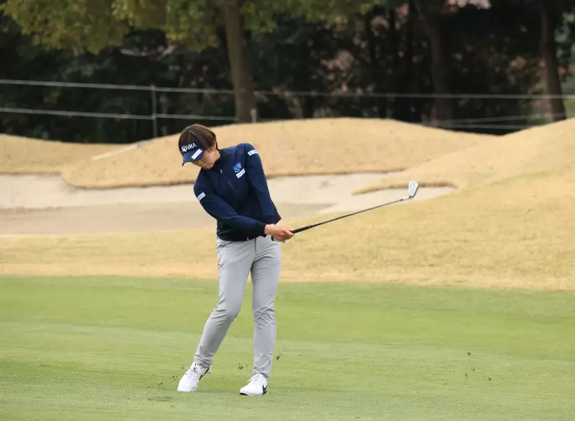 葭葉ルミのアイアンスイング（斜め前方）