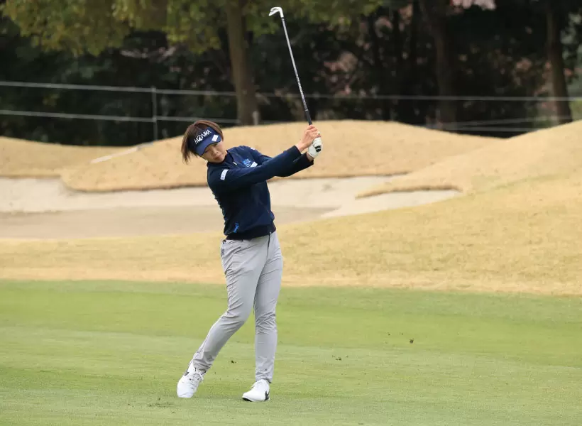 葭葉ルミのアイアンスイング（斜め前方）