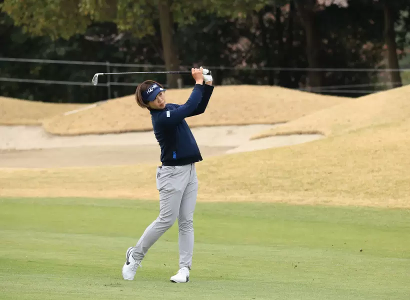 葭葉ルミのアイアンスイング（斜め前方）