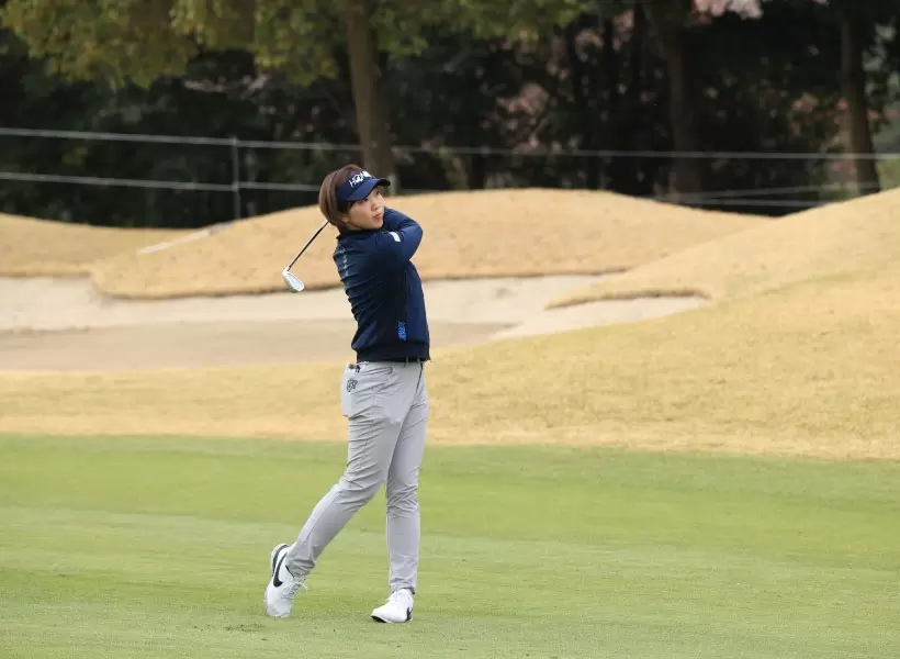 葭葉ルミのアイアンスイング（斜め前方）