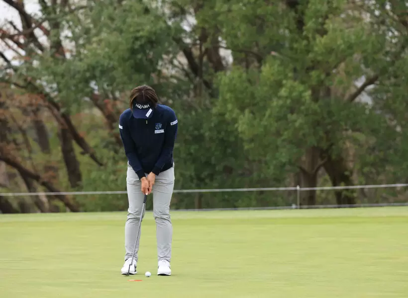 葭葉ルミのパッティングストローク（正面）