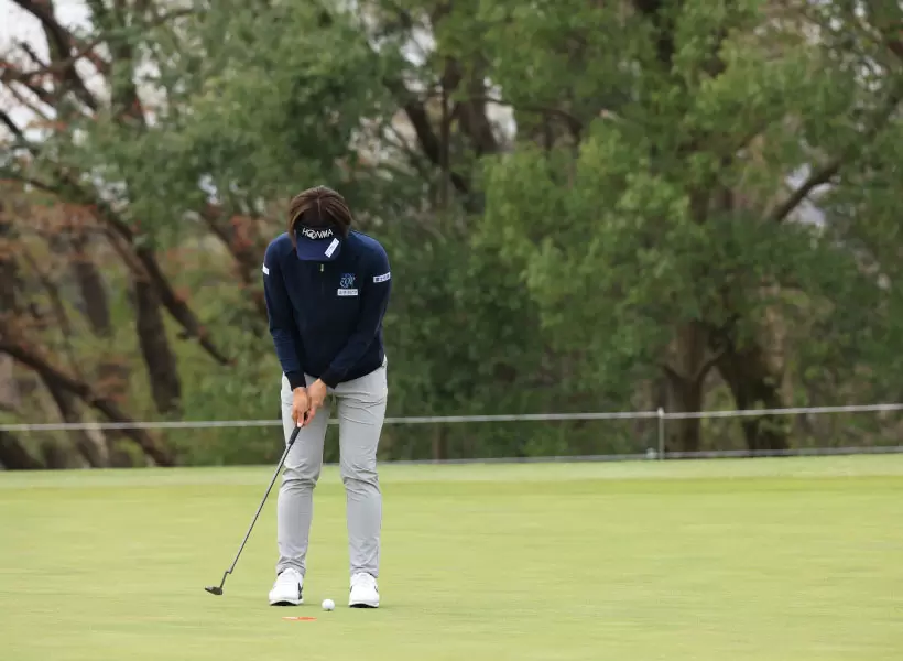 葭葉ルミのパッティングストローク（正面）