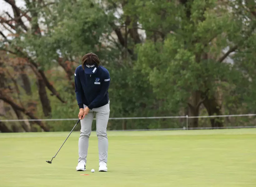 葭葉ルミのパッティングストローク（正面）