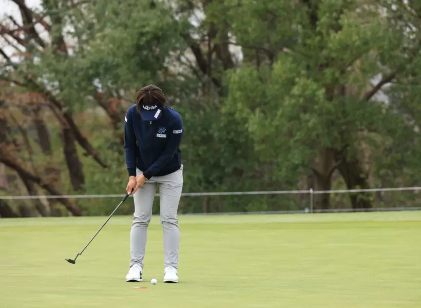 葭葉ルミのパッティングストローク（正面）