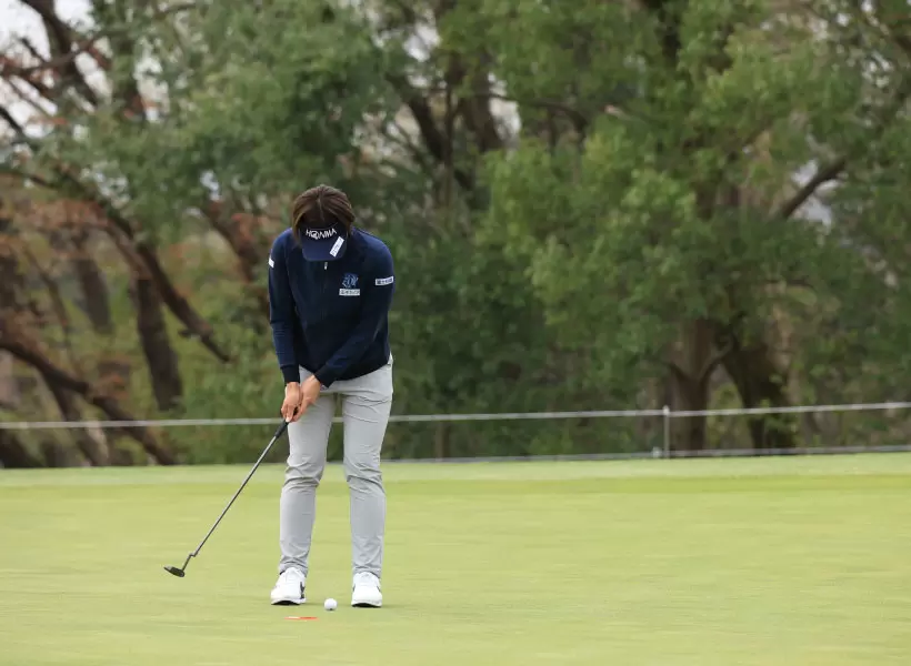 葭葉ルミのパッティングストローク（正面）