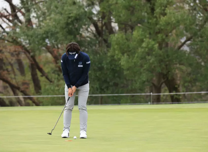 葭葉ルミのパッティングストローク（正面）