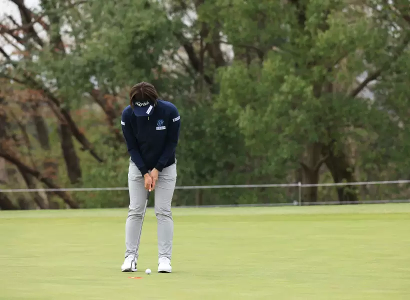 葭葉ルミのパッティングストローク（正面）