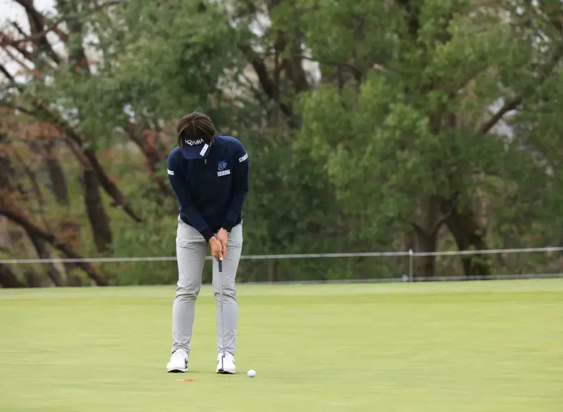 葭葉ルミのパッティングストローク（正面）