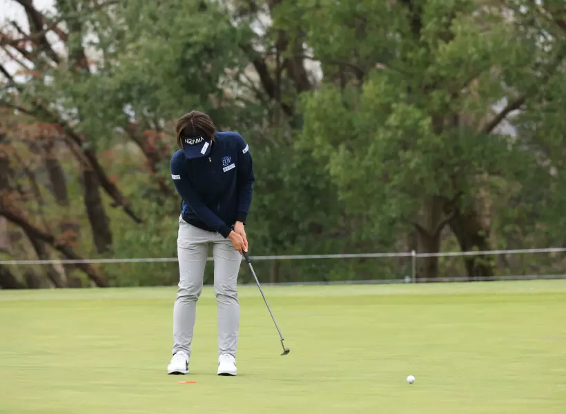 葭葉ルミのパッティングストローク（正面）