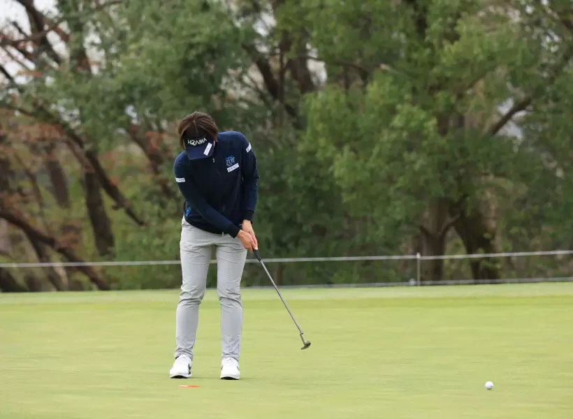 葭葉ルミのパッティングストローク（正面）