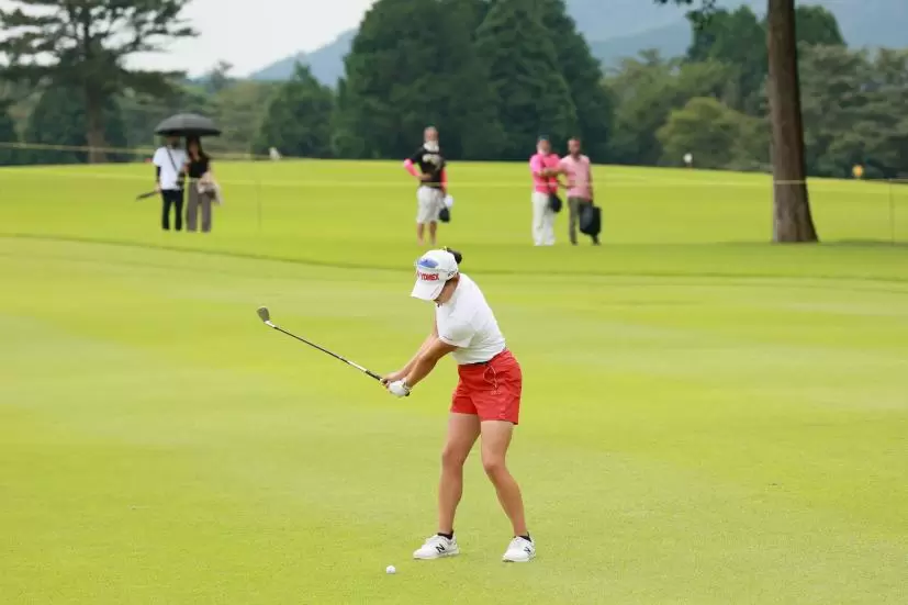 岩井千怜のアイアンスイング（斜め前方）連続写真【CATレディス2022】