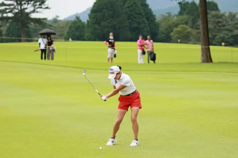 岩井千怜のアイアンスイング（斜め前方）連続写真【CATレディス2022】