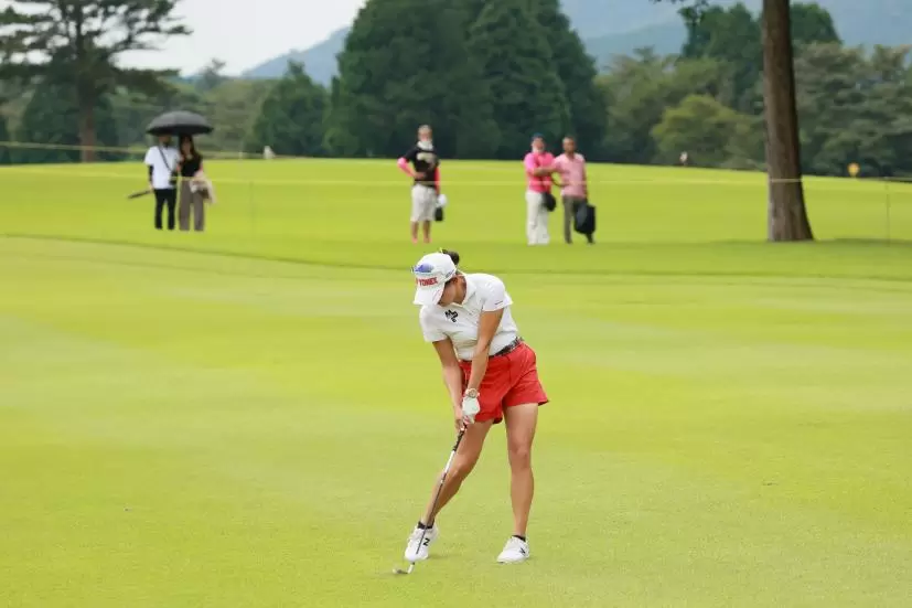 岩井千怜のアイアンスイング（斜め前方）連続写真【CATレディス2022】