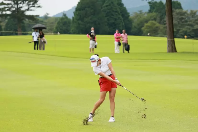 岩井千怜のアイアンスイング（斜め前方）連続写真【CATレディス2022】