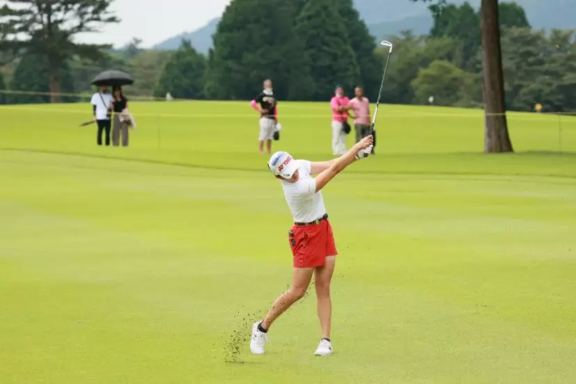 岩井千怜のアイアンスイング（斜め前方）連続写真【CATレディス2022】