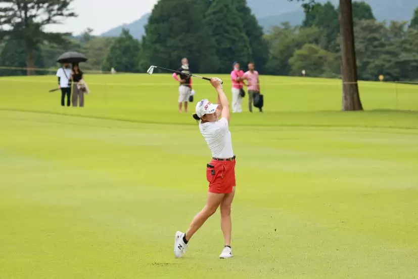 岩井千怜のアイアンスイング（斜め前方）連続写真【CATレディス2022】