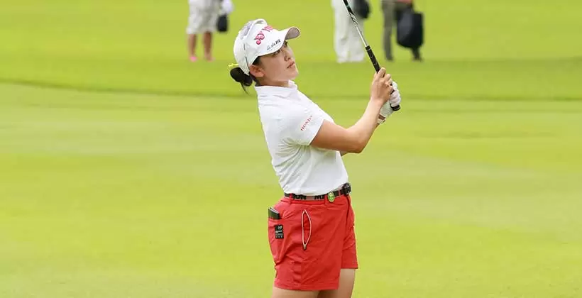 岩井千怜のアイアンスイング(斜め前方)連続写真【CATレディス2022】