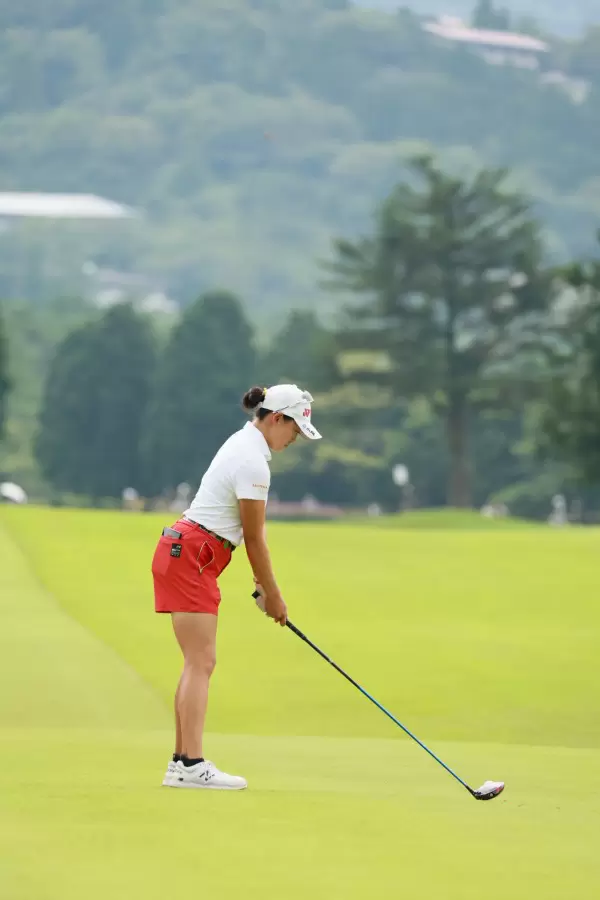 岩井千怜のドライバースイング（後方）連続写真【CATレディス2022】